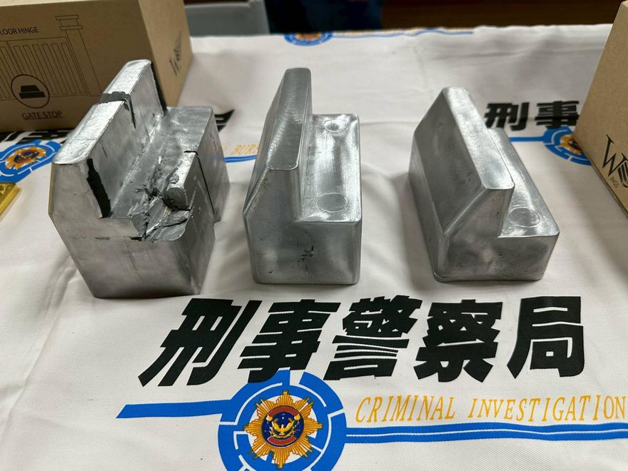 影/詐團化身「煉金術士」！鉛塊包黃金走私出境　下場慘了