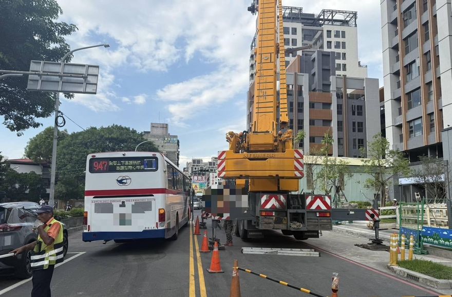 影/新北五股公車擦撞吊車玻璃碎裂　乘客驚魂幸無人傷