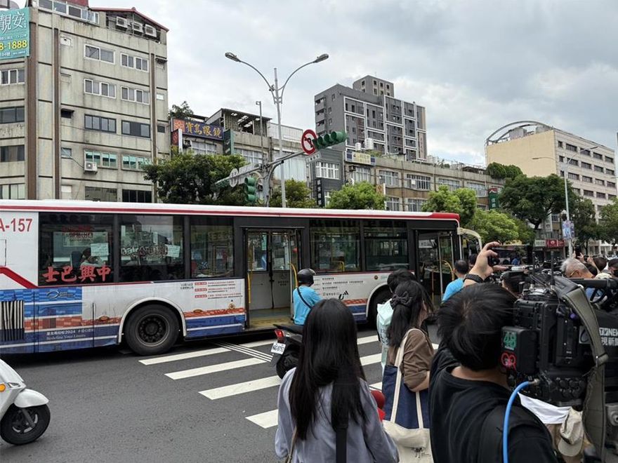 公車司機停車開門比讚挺罷團慘了！業者：至少記過以上處分