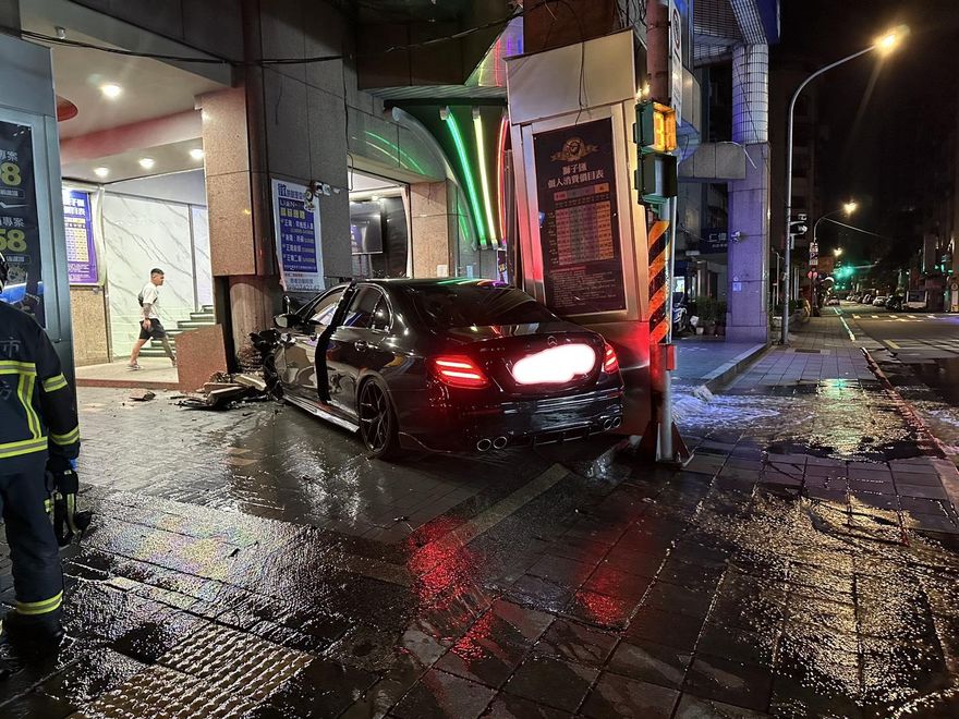 影/北市再爆高速衝撞釀禍！賓士駕駛「渾身酒味」拒測還想跑