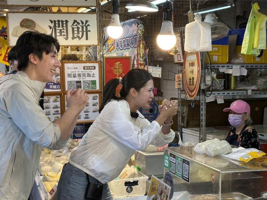 726大罷免倒數　吳崢、林亮君掃街宣傳罷免遭嗆