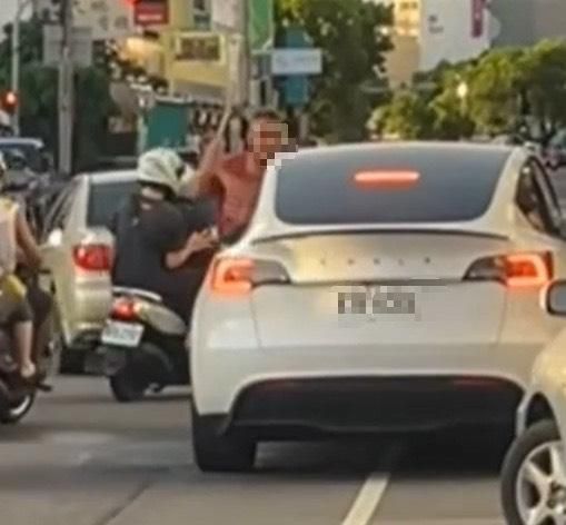 影/被擋路！台南路怒男攔截特斯拉「揮舞掃把柄」叫囂