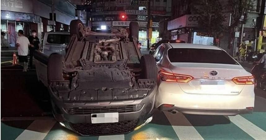 閃光號誌沒在看！中壢3車碰撞　計程車翻覆駕駛受傷