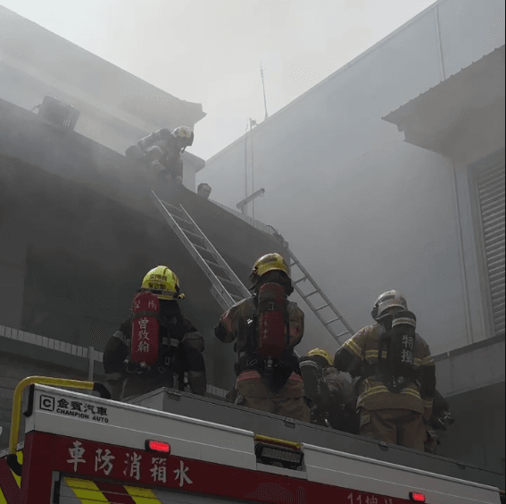 影/台南鐵皮工廠大火濃煙竄天　2大1小受困成功獲救