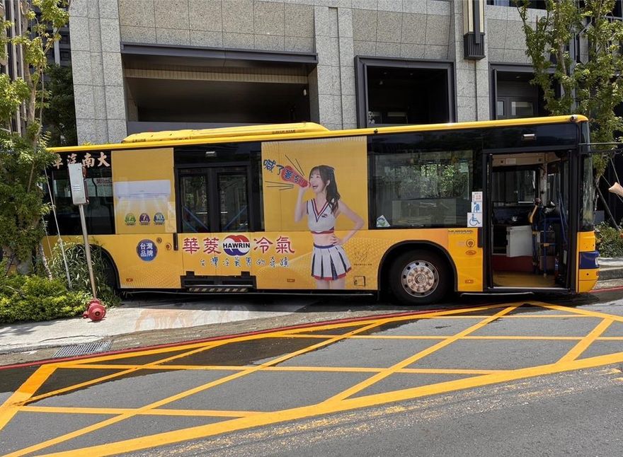 影/新北司機小解「忘拉手煞車」　公車倒退嚕撞斷消防栓