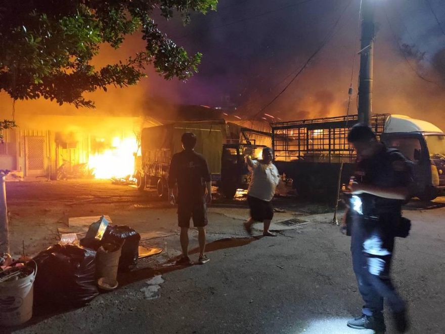 影/逢甲商圈民宅爆火警！屋主搶救布袋戲偶　多車遭燒毀