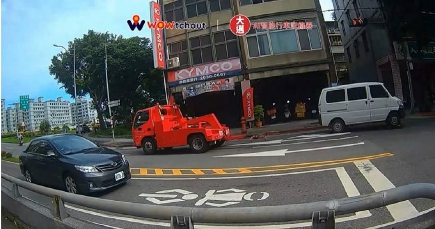 「台灣最速拖吊傳說」翻車了？違規車突脫鉤　落地撞上人行道