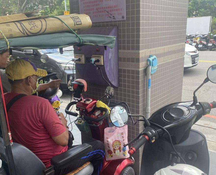 彰化免費機車充電站遭濫用　民眾怒：連電蚊拍都拿來充