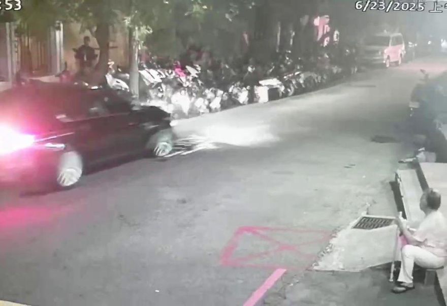 影/台中毒品通緝犯開BMW逃竄倒車撞44車　阿嬤一旁淡定看