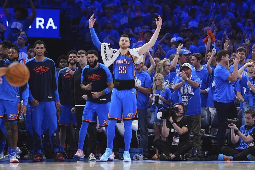 NBA/老爸拿總冠軍全場嗨翻！雷霆中鋒兒「站C位睡超香」