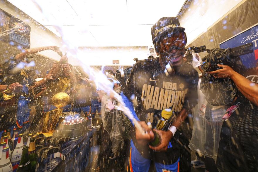 NBA/等了17年！雷霆改名後隊史首冠　SGA爽噴香檳