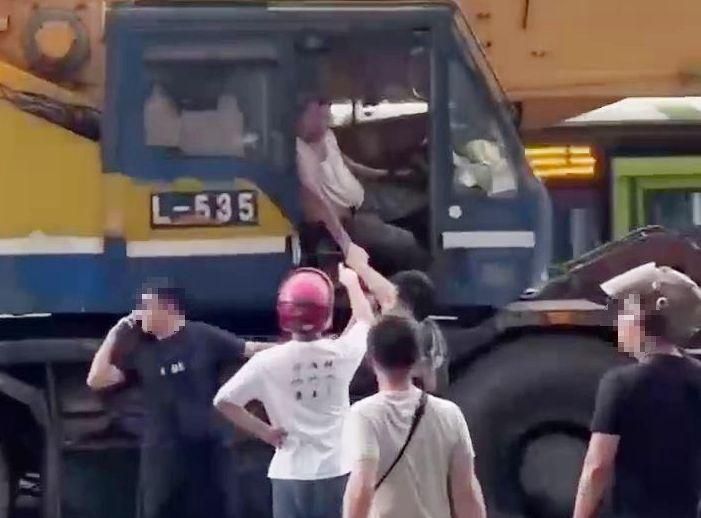 影/6秒奪命肇逃全紀錄！　77歲老闆開吊車輾斃18歲女犯眾怒