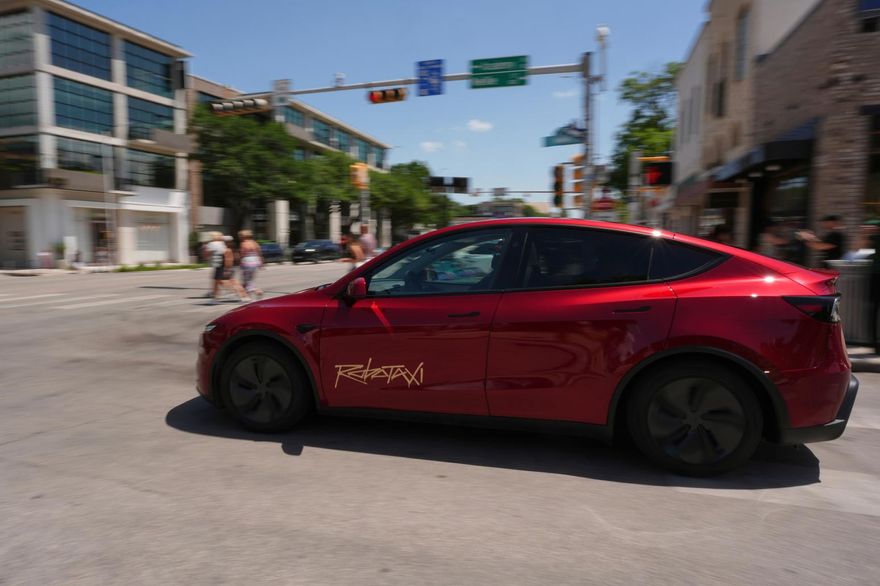 影/十年磨一劍！特斯拉「自動駕駛」計程車德州試運