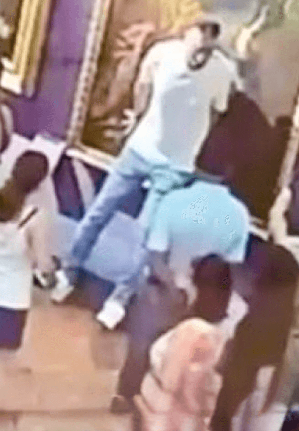 影/白目遊客自拍「撞壞3百年名畫」！義國美術館回應