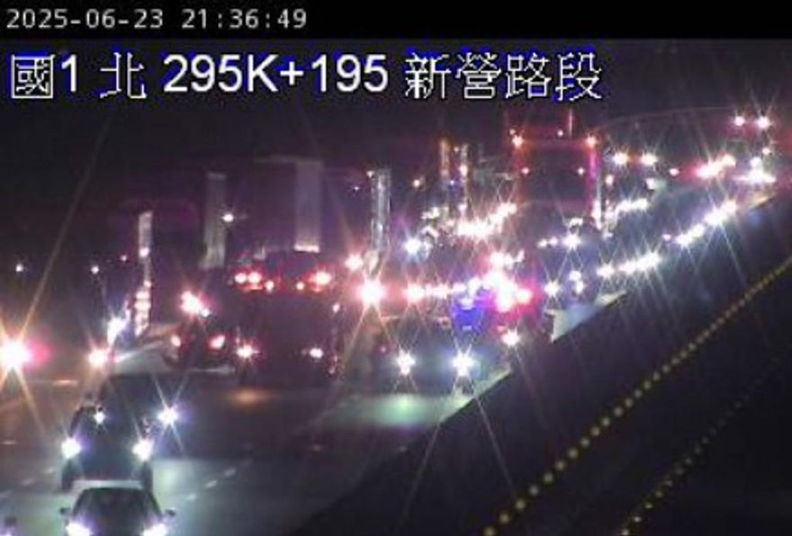 國道一號新營段三車連環撞　南下車流大回堵僅路肩可通行