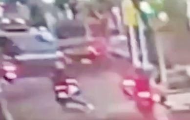 影/北市馬偕醫院前嚴重車禍！　員工交通車「衝撞路樹」2人急送醫