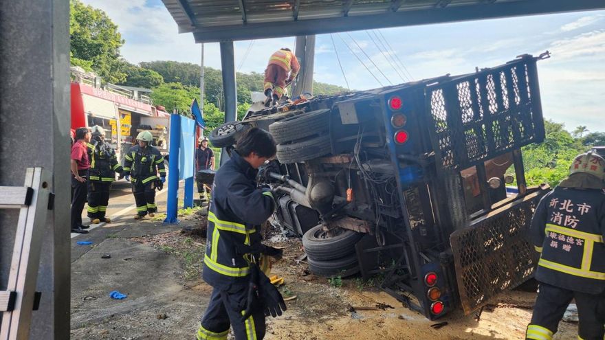 淡水大卡車過彎失控翻車　駕駛受困救出緊急送醫