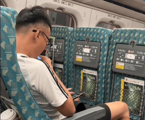 超誇張！搭高鐵爽抽電子菸　眼鏡男一吐菸「抖動癱軟」