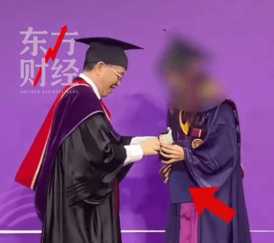 副校長幫撥穗！Labubu現身北京清華畢典　網批污染學術殿堂