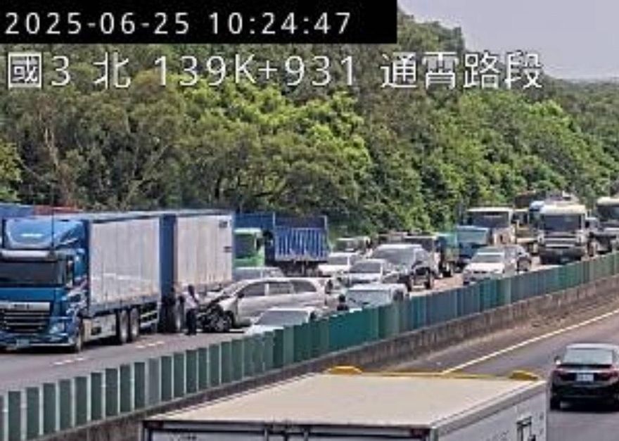 國3通霄段南向「4大小車追撞」車頭全毀　回堵2公里