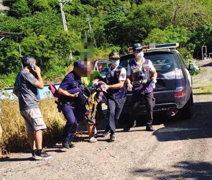 影/高雄塔拉拉魯芙隧道「虎頭蜂圍攻89歲嬤」　送醫搶救