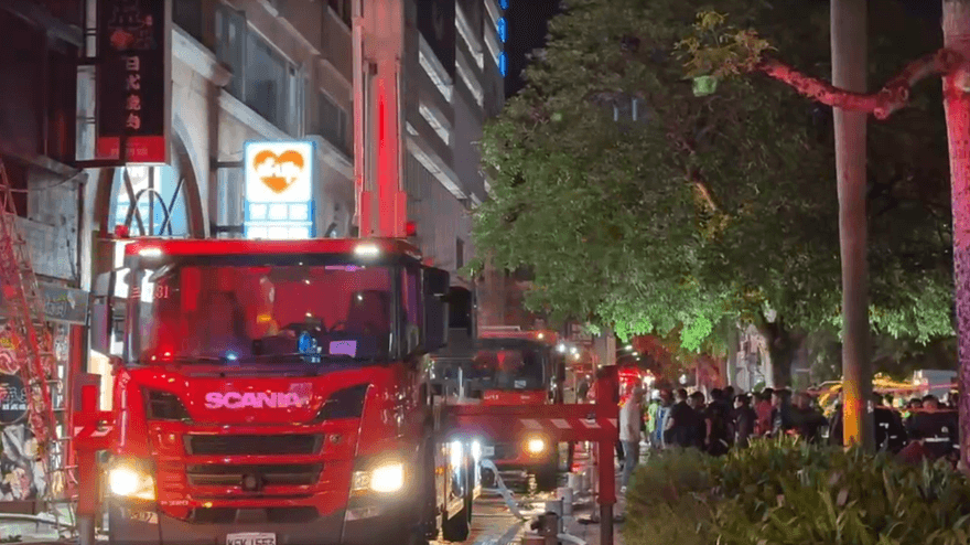 影/竹市燒烤店晚間火警！5人受困頂樓　消防出動雲梯救援