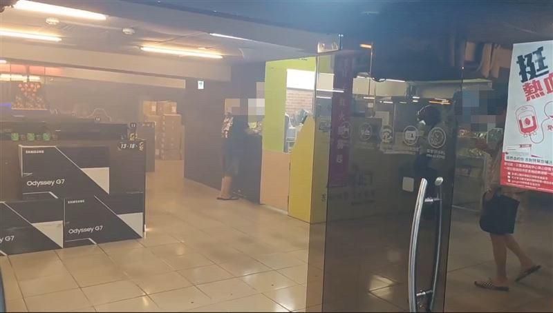 高雄大樓火警！B1網咖遭濃煙全包圍　顧客竟「淡定點餐」