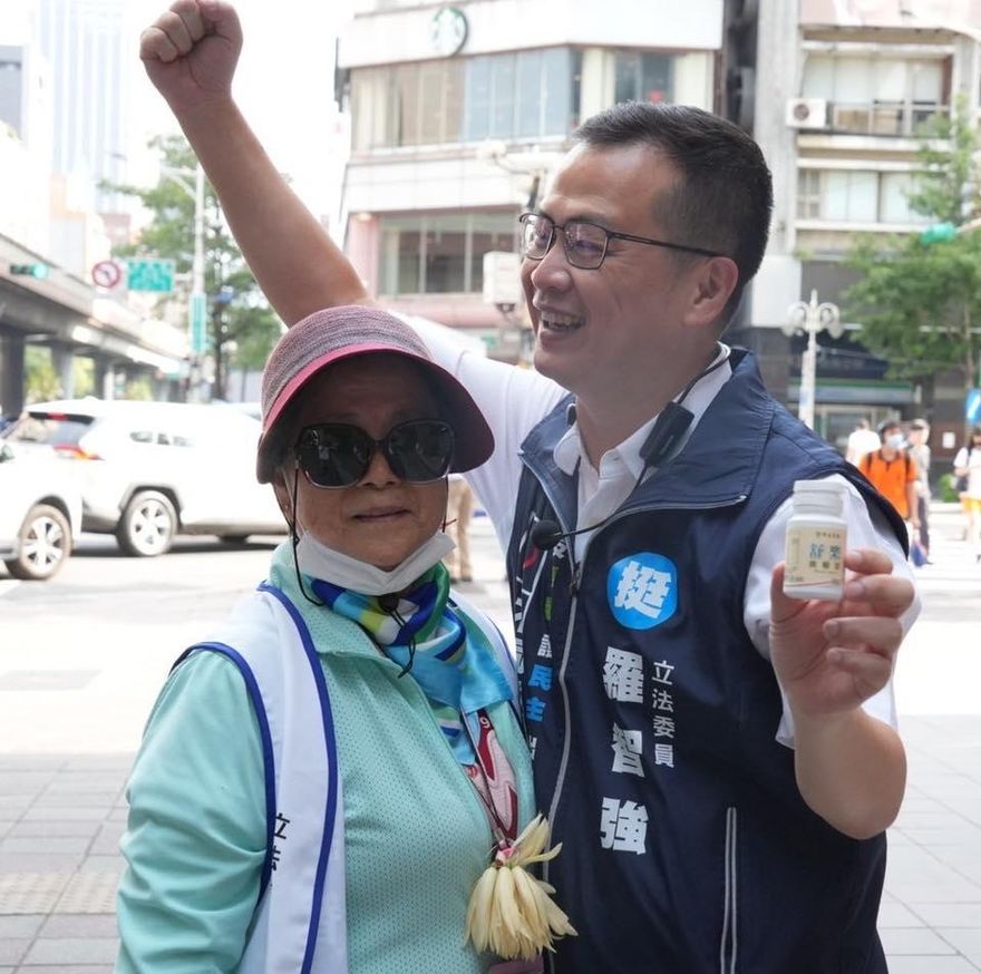 羅智強上街反惡罷！媽媽現身送上秘密武器