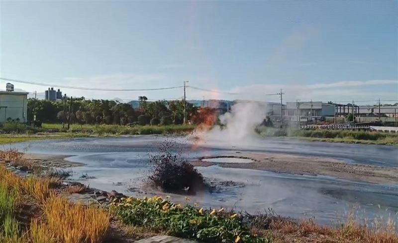 影/「燙手山泥」！屏東萬丹泥火山又噴發 　清運要報備居民苦