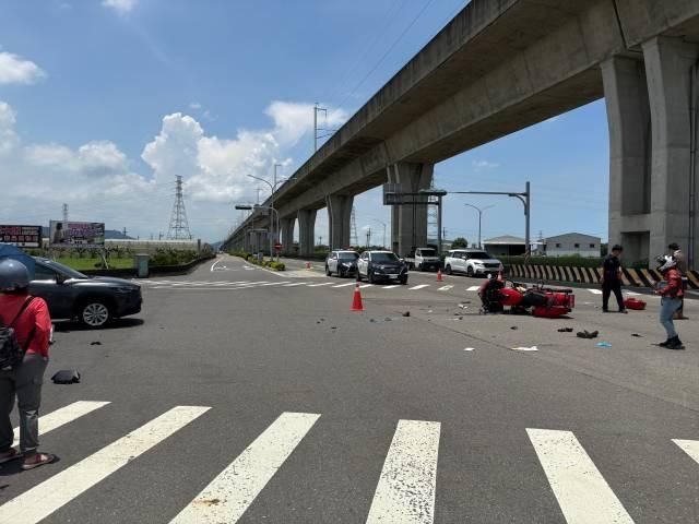 影/女重機車隊長遭撞「人車分離」搶命中　愛車碎片亂噴