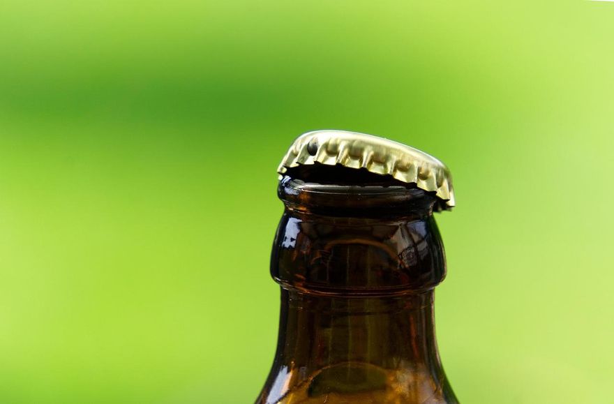 恐和瓶蓋有關！玻璃瓶飲料塑膠微粒比塑膠瓶「高50倍」