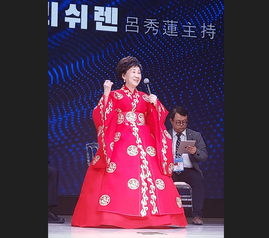 呂秀蓮驚豔韓國！主持和平大會　穿「大紅傳統韓服」現身