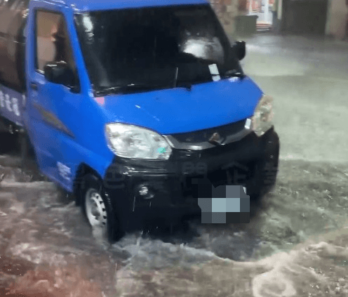 國家警報大響！大雷雨夜襲台中　多路段水淹半輪胎高、夜市急收攤