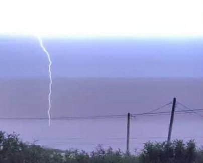 南投晚間雷電閃爆夜空！　雷聲轟隆暴雨狂炸　網嚇：誰在發毒誓