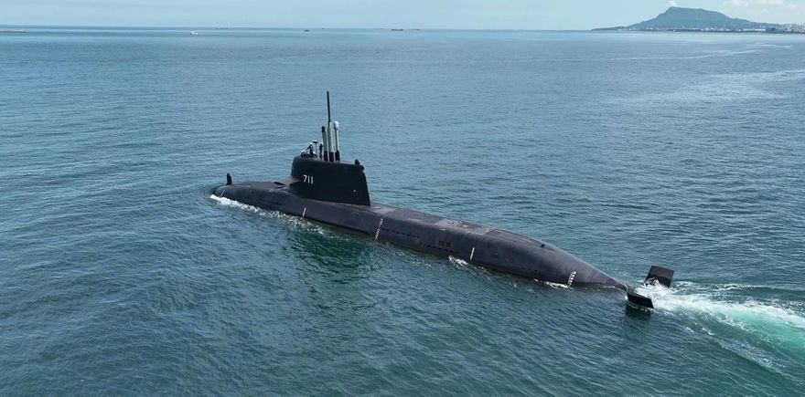 再度浮航出高雄港　海鯤號潛艦順利完成第二次海試