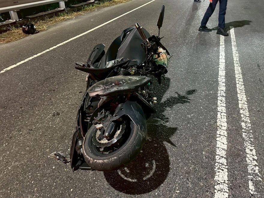 砂石車占車道違停！　騎士來不及閃「卡進車斗」身亡
