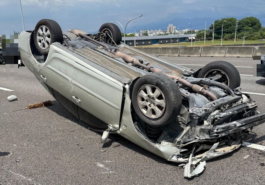 影/嘉義國道驚魂！轎車自撞驚悚「烏龜翻」　4人受傷