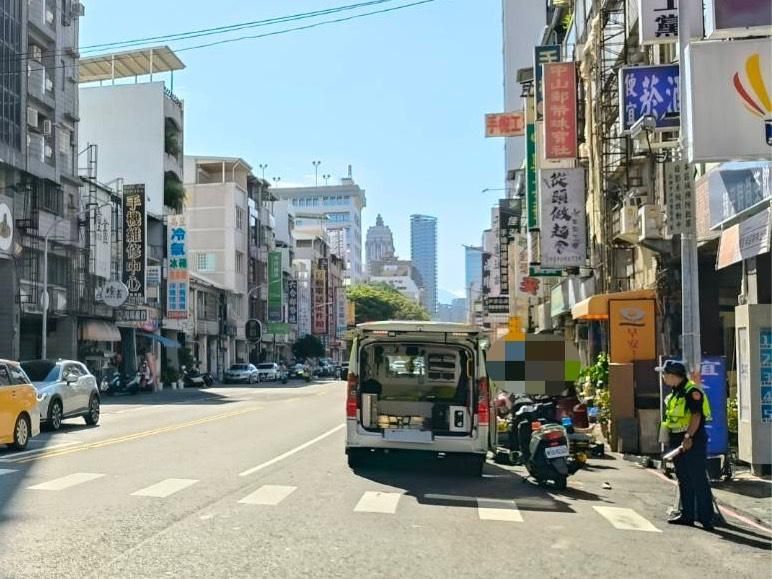 高齡翁騎單車闖紅燈！24歲騎士攔腰撞　人就這樣沒了