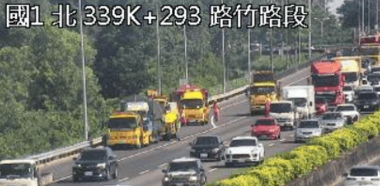 國1連爆車禍！高雄路竹段2車追撞　大貨車側翻釀1傷