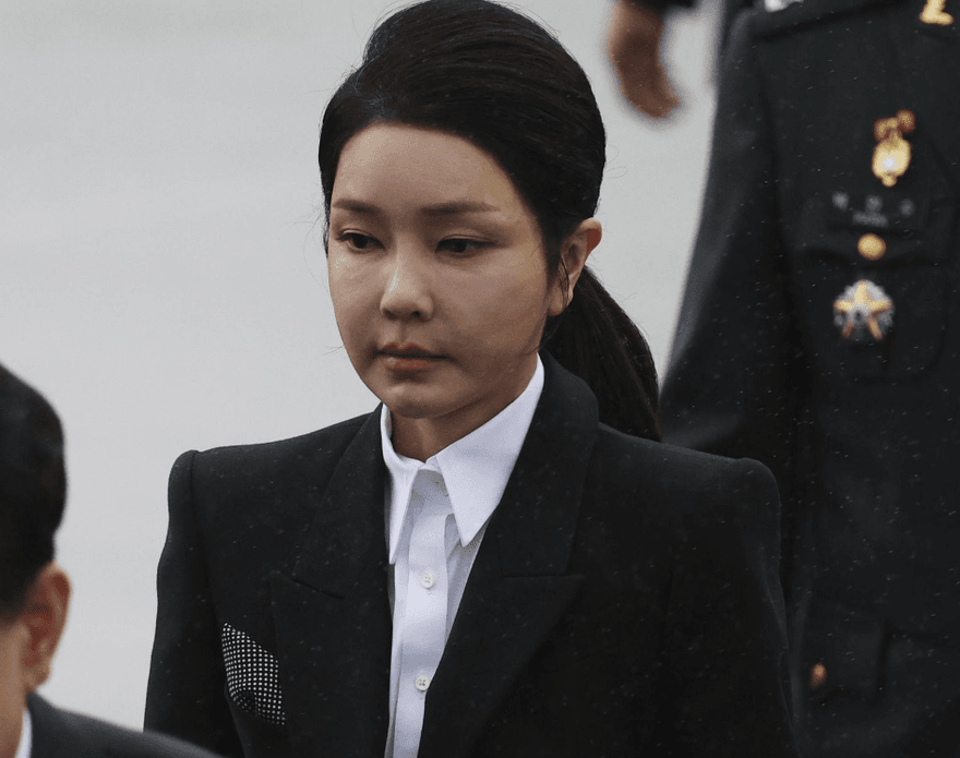 本月驚傳住院！韓前第一夫人金建希出院　尹錫悅親推輪椅畫面曝