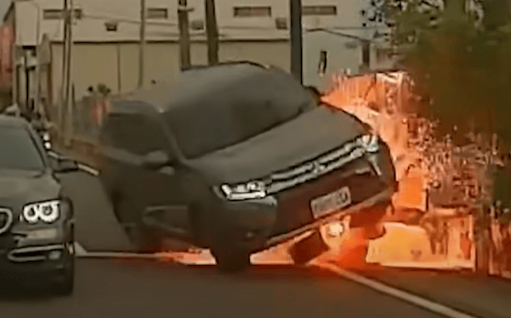 影/岡山驚悚交通事故！　休旅車超車不成撞變電箱濺火花