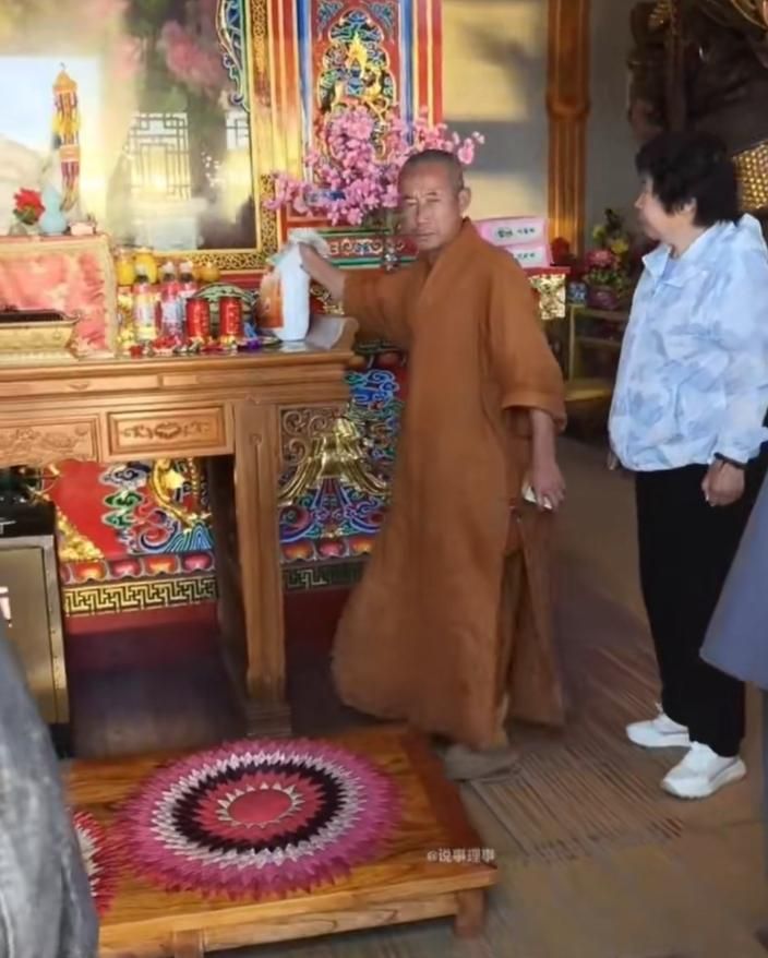 影/扛米上五台山供佛...被僧嫌扔寺外　嗆「一袋米也想許願」