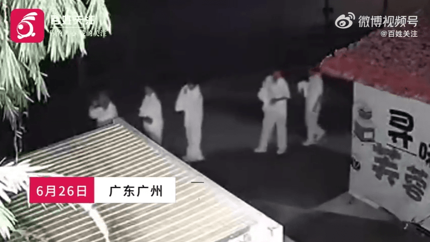 影/詭！廣州50多名白衣人「集體夜行」嚇壞網　官方急回應