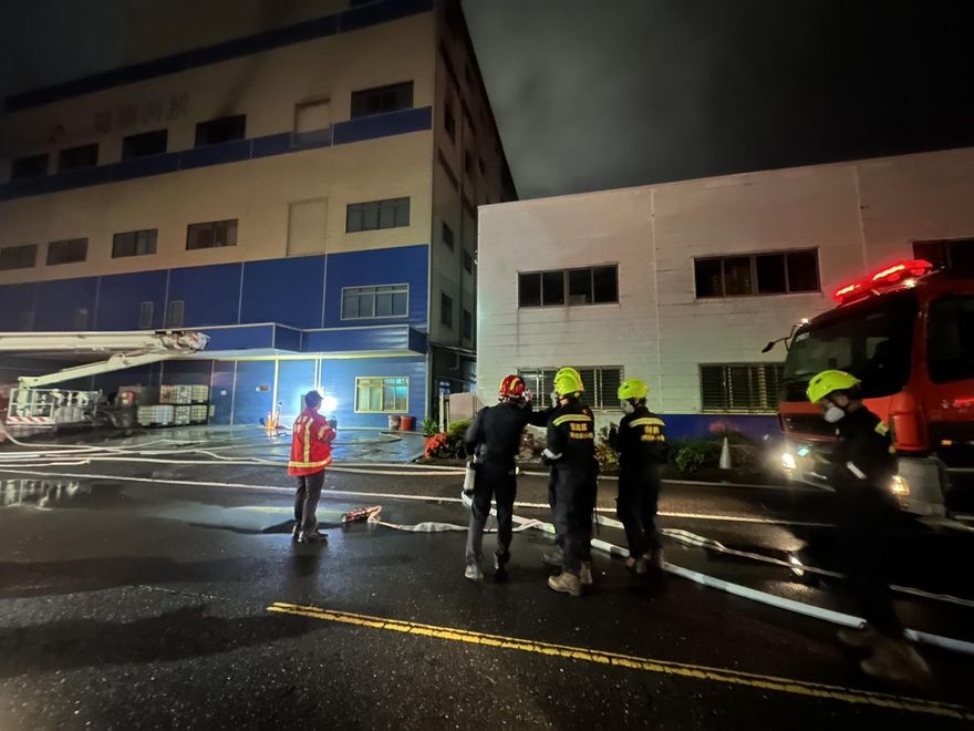 影/台南科技廠火警藏王水硝酸！　消防緊急出動雲梯車搶救