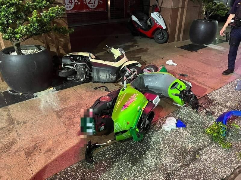 高雄巨蛋前重大車禍！「恍神高速衝撞」7車毀