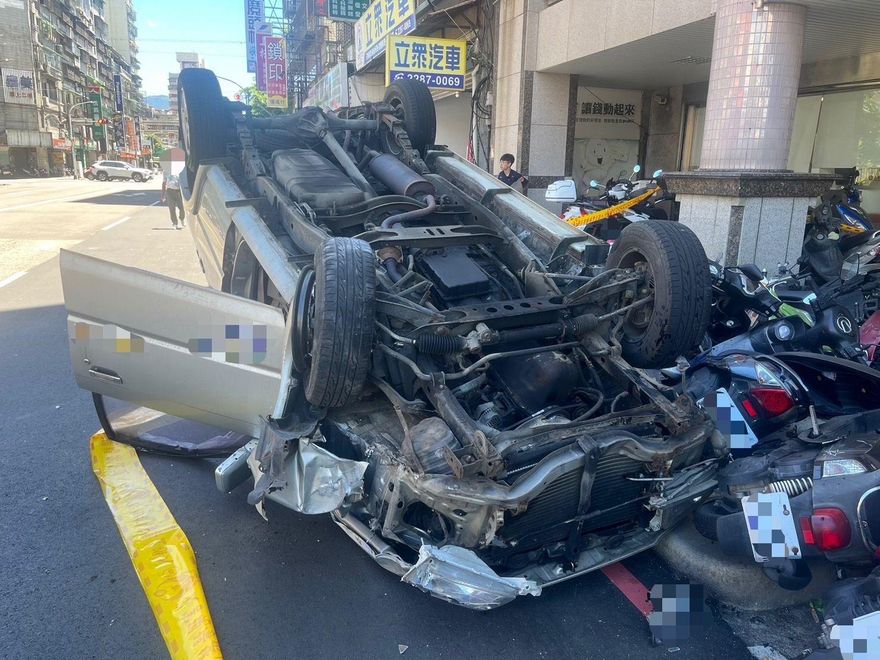 影/新北68歲翁「陽光刺眼」　連撞19車翻覆