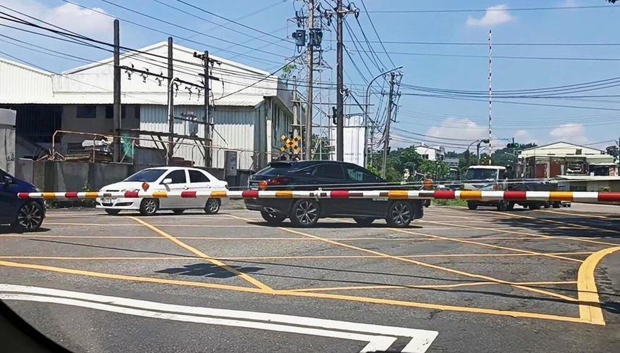 阿里山林鐵平交道遮斷桿故障　人車受阻已緊急修復