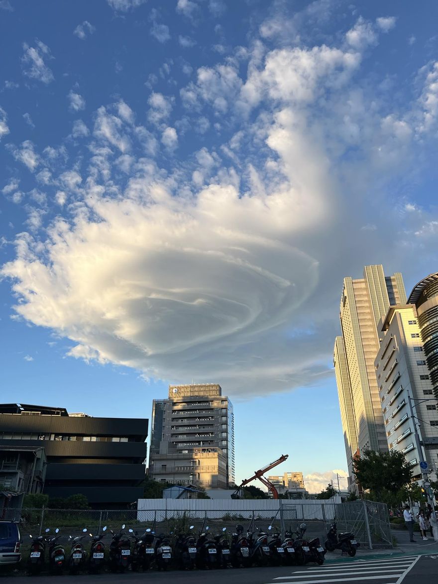 台北市中心怪雲籠罩！看似UFO　台北天文館打趣回應