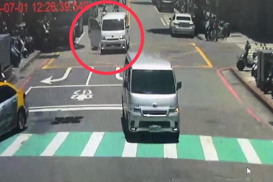 影/新店跳車不是擄人案！男女口角爭執　泰女慘摔出車
