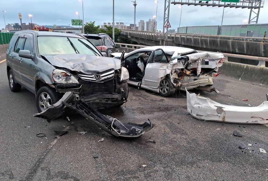 國10重大車禍！3車連環追撞4人送醫　零件噴滿地